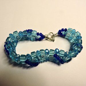 Beaded Bracelet w/ silver heart toggle ..7 3/4"